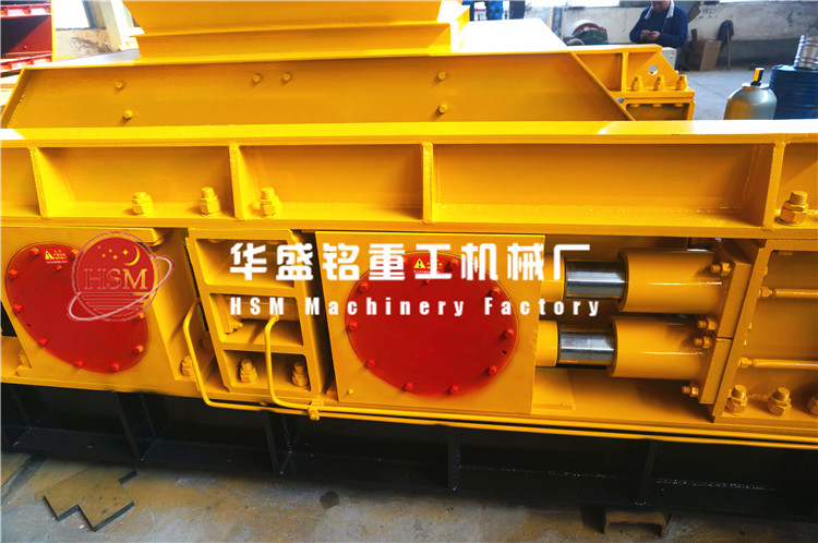 大型液壓對(duì)輥破碎機(jī)圖片